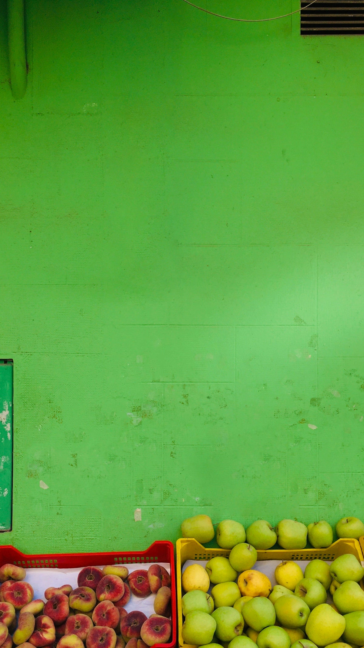 apples and oranges in boxes